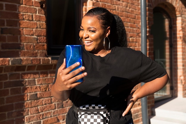 Fille de Smiley regardant son téléphone