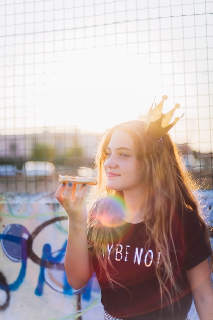 Fille avec le soleil scintille