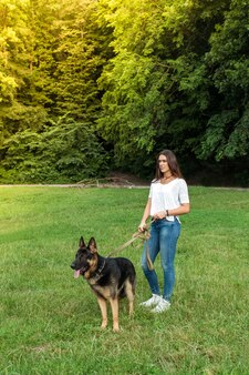 La Fille Et Son Magnifique Berger Allemand Photo Premium La Fille Et Son Magnifique Berger Allemand Photo Premium