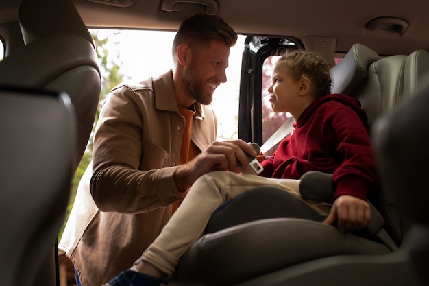 Fille avec son père profitant d'un voyage en famille