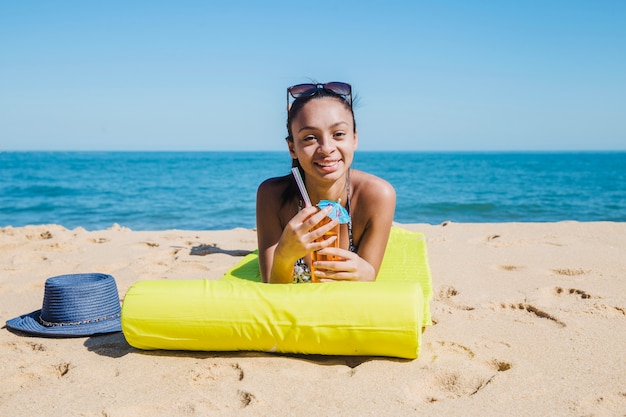 Fille souriante avec cocktail