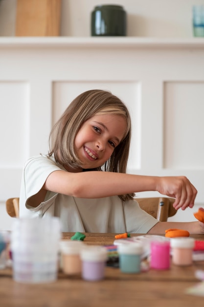 Photo gratuite fille souriante de coup moyen au bureau