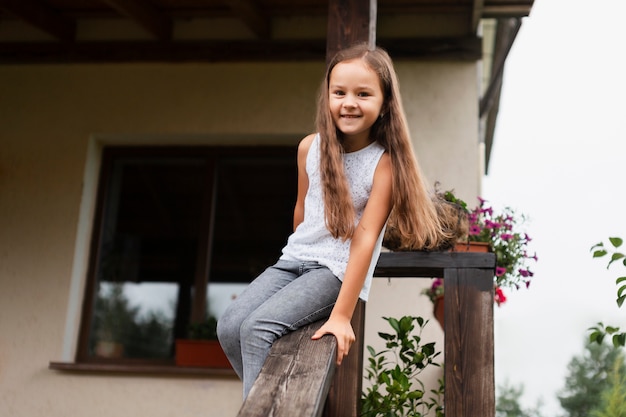 Fille souriante de coup moyen à l'extérieur