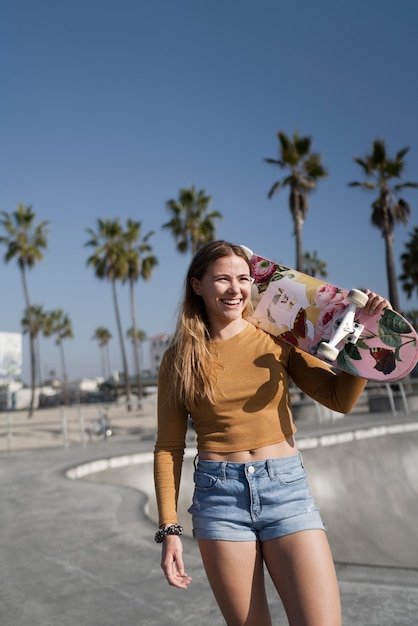 Photo gratuite fille souriante de coup moyen à l'extérieur