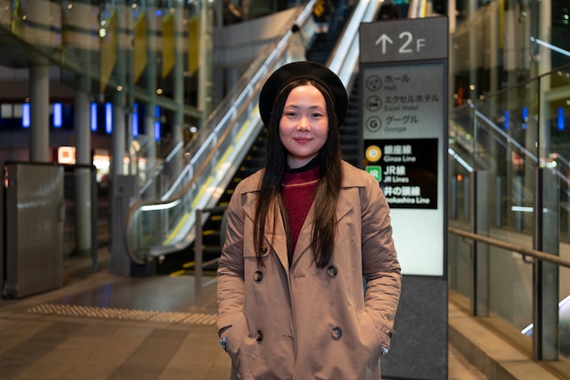 Fille souriante à coup moyen portant un chapeau