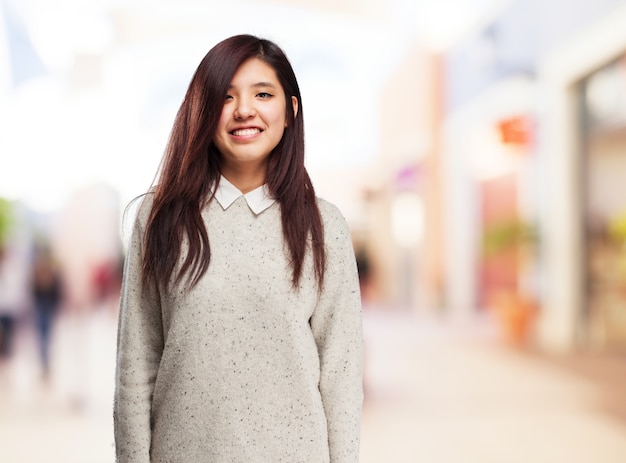 Fille souriante dans la rue