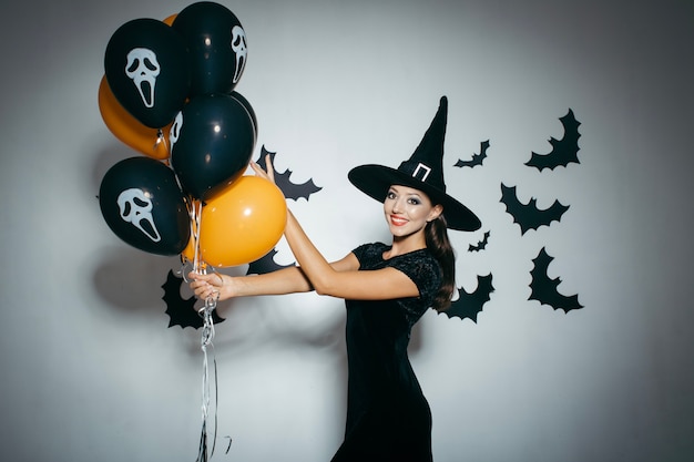 Photo gratuite fille souriante avec des décorations de ballons