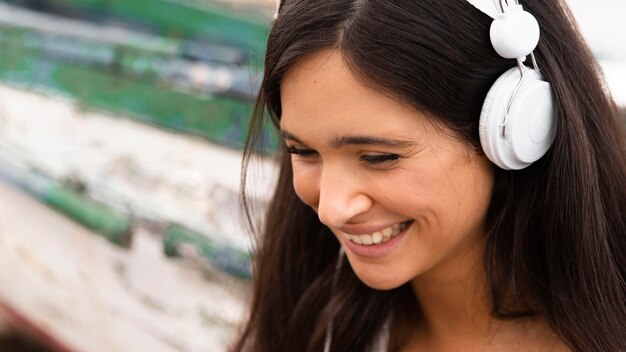 Fille souriante gros plan avec un casque