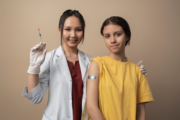 Fille souriante et médecin à coup moyen