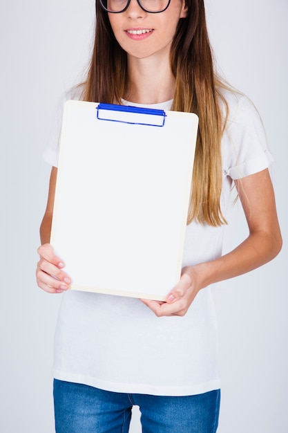 Une fille souriante avec un presse-papier