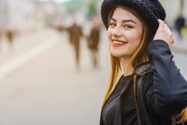 Fille souriante sur la rue