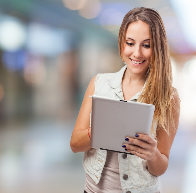 Fille souriante avec une tablette