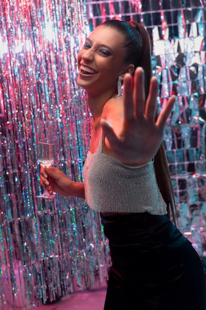 Fille souriante vue de côté avec boisson