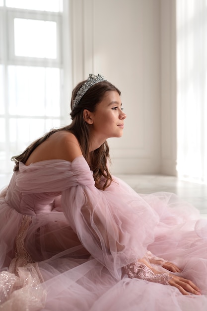 Photo gratuite fille souriante vue de côté avec couronne