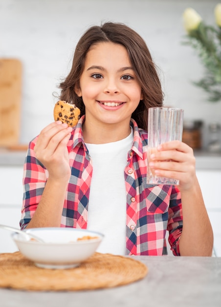 Photo gratuite fille souriante vue de face manger le petit déjeuner