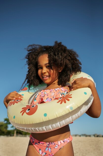 Fille souriante vue de face à la plage