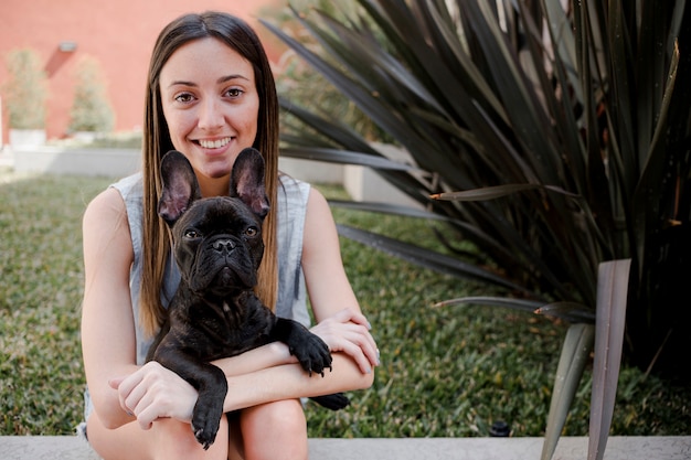 Photo gratuite fille souriante vue de face avec son chien