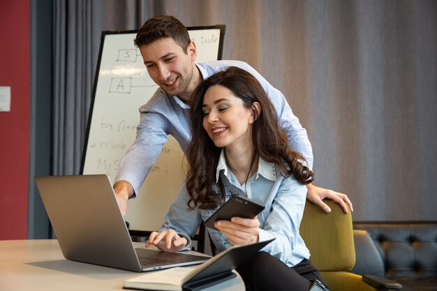 Une fille sourit au bureau