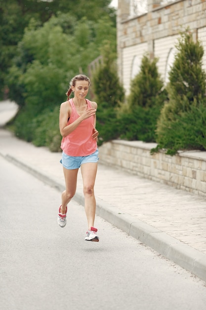 Fille de sport. Femme dans une ville d'été. Dame en tenue de sport.