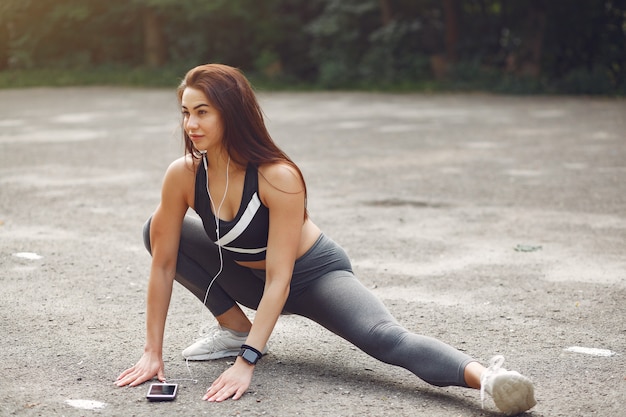 Fille de sport formation avec téléphone et casque