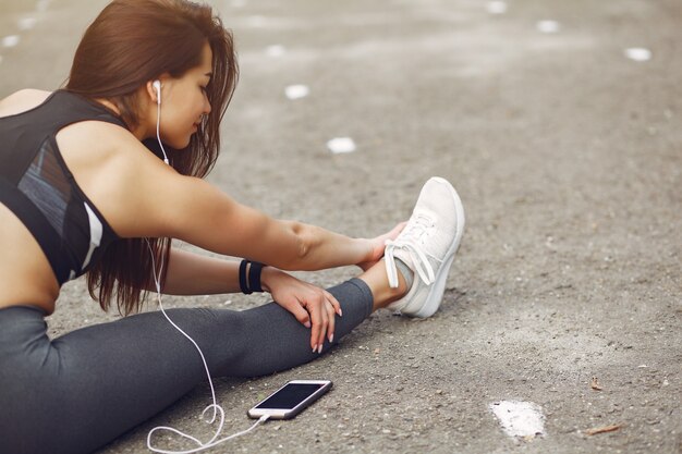 Fille de sport formation avec téléphone et casque