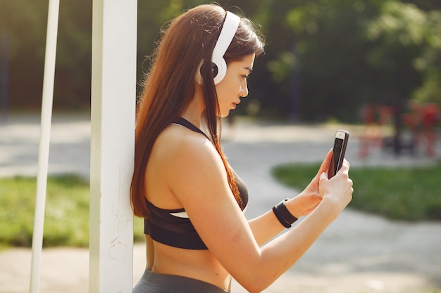 Fille de sport formation avec téléphone et casque