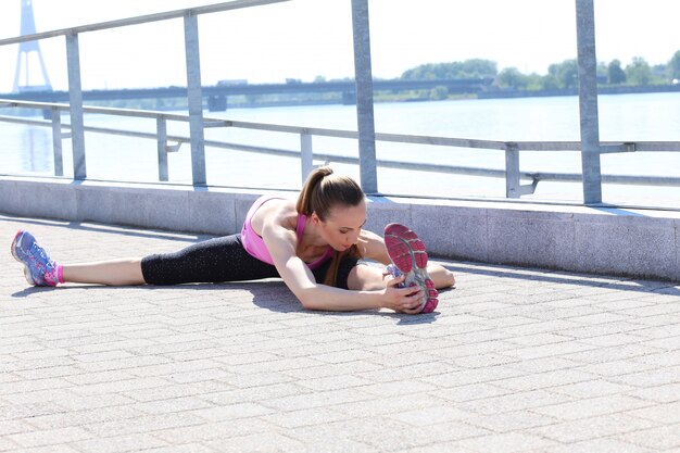 Fille sportive attrayante dans la rue