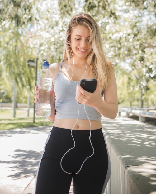 Fille Sportive Avec Une Bouteille D'eau