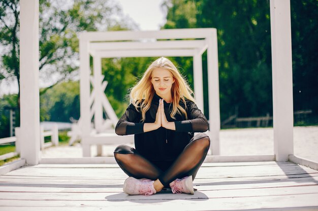 Fille sportive dans un parc