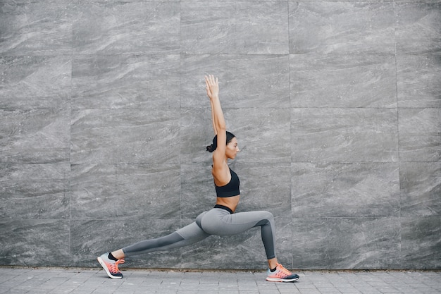 Fille Sportive Dans Une Ville