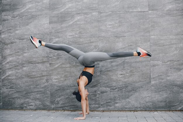 Fille sportive dans une ville