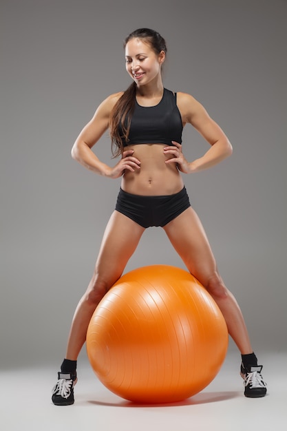 Fille Sportive, Faire Des Exercices Sur Un Fitball