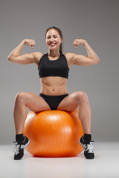 fille sportive, faire des exercices sur un fitball