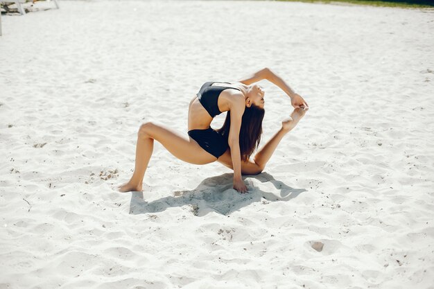 Fille sportive sur une plage