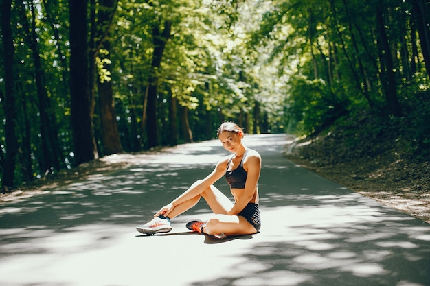 Photo gratuite fille sportive sur une plage