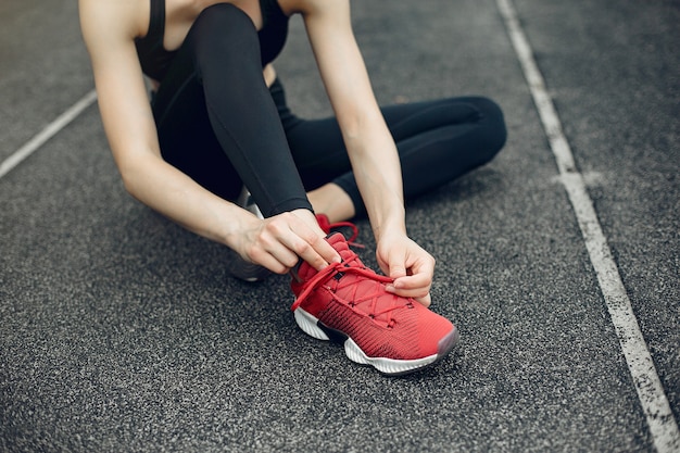 Fille sportive s'entraînant au stade