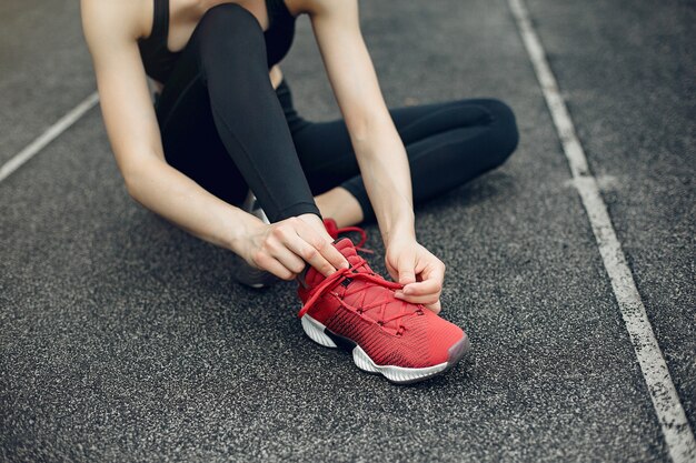 Fille sportive s'entraînant au stade