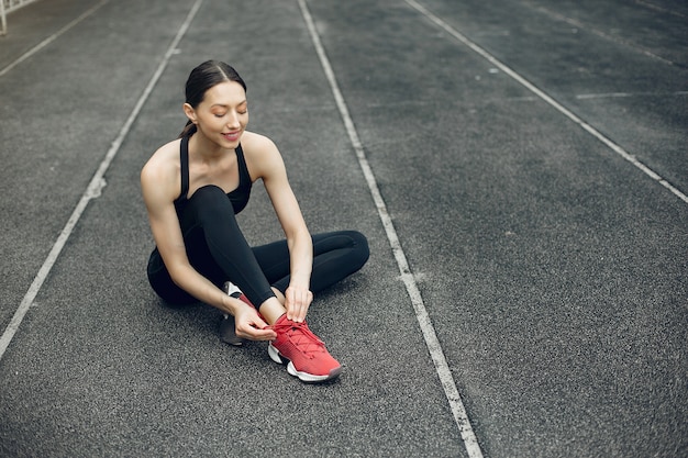 Fille sportive s'entraînant au stade