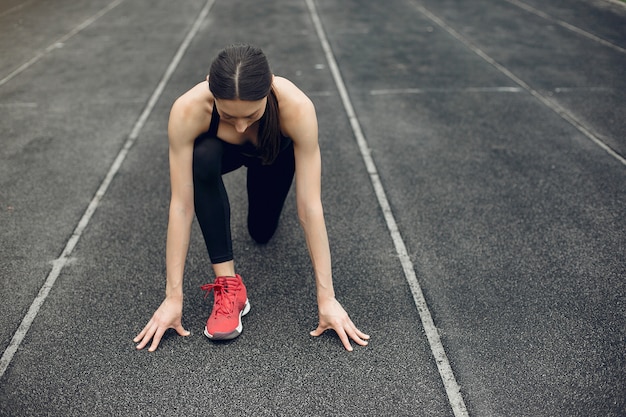 Fille sportive s'entraînant au stade