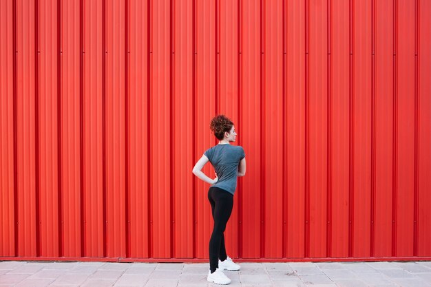 Fille sportive s&#39;entraînant dans la rue