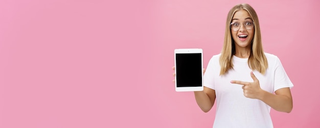 Photo gratuite une fille suggère d'acheter une tablette numérique pour l'université et d'oublier les livres papier excités, heureux et ravis