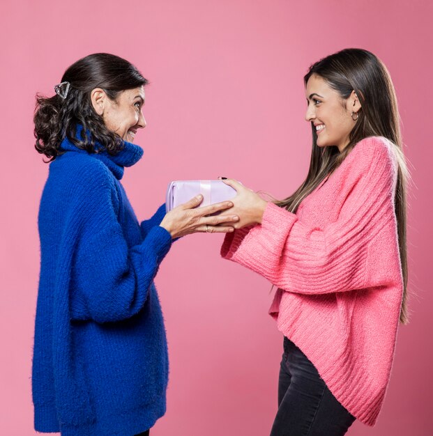 Fille surprenant maman le jour de la mère