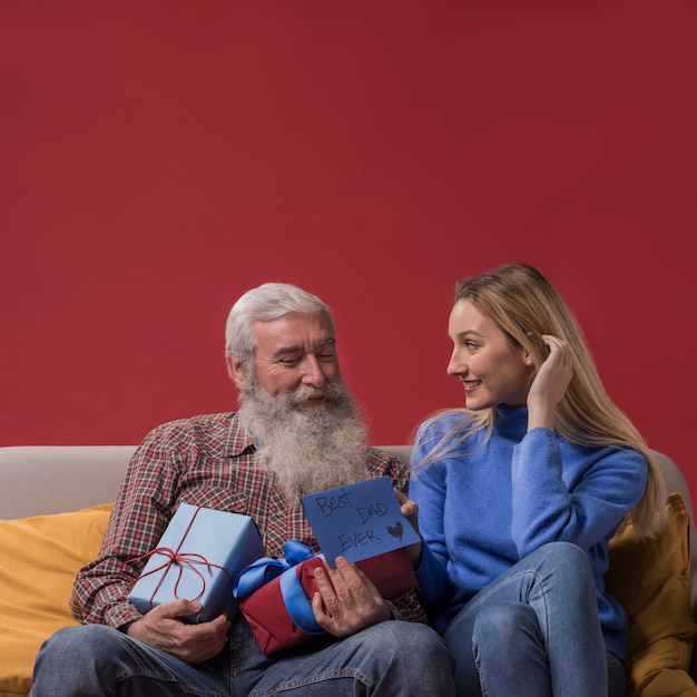 Photo gratuite fille surprenant son père