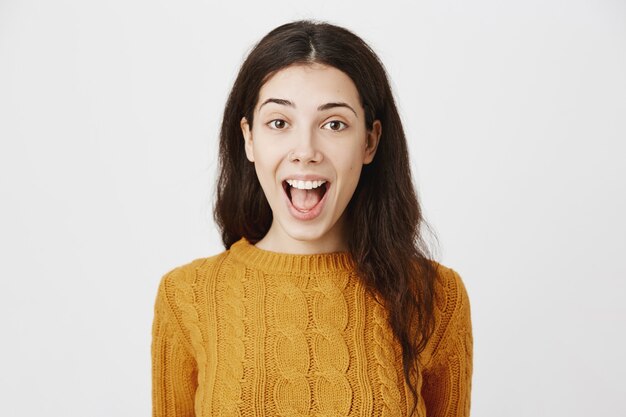 Fille surprise et amusée bouche ouverte fascinée, l'air excité