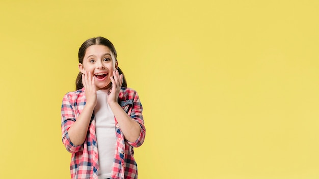 Fille surprise, debout dans le studio