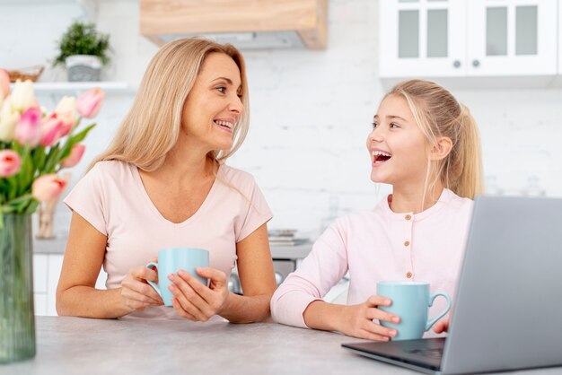 Fille surprise en regardant sa mère