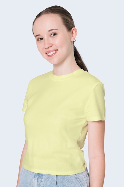 Fille en t-shirt jaune shoot de vêtements pour jeunes