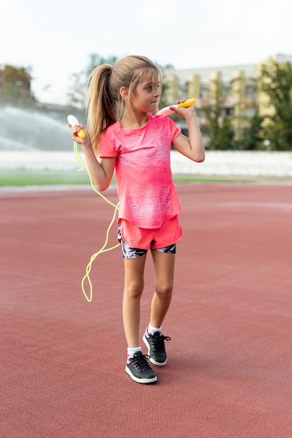 Photo gratuite fille en t-shirt rose avec jumprope