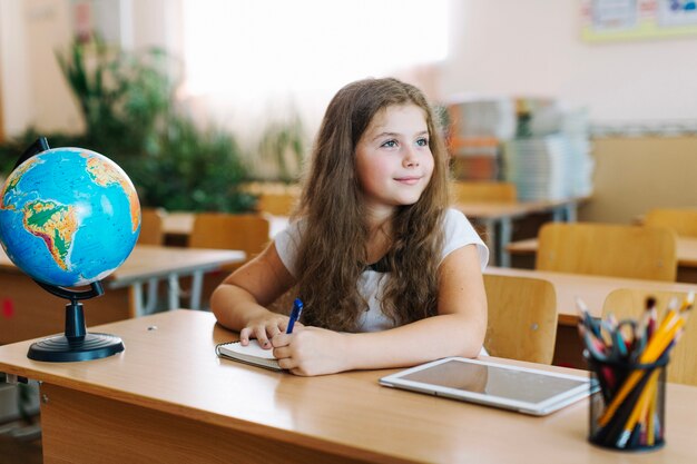 Fille à table en classe