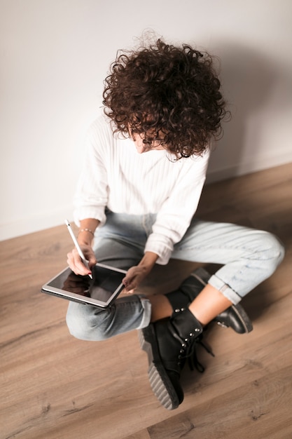 Fille avec une tablette